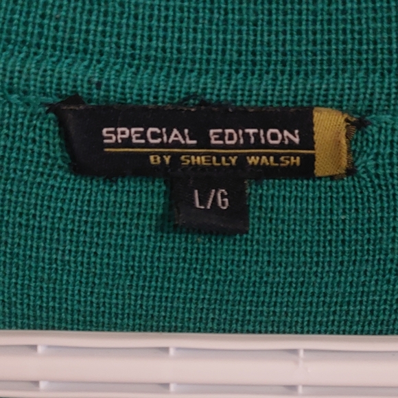 Special.edition 100 percent wool Emerald green button up cardigan. - Picture 5 of 6